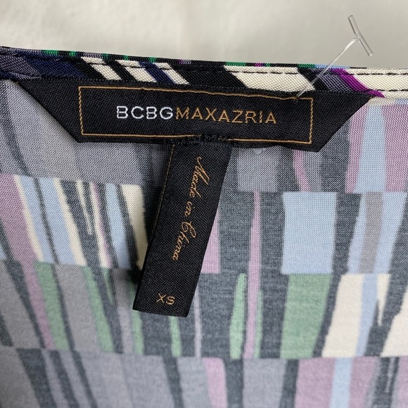 BCBGMaxAzria Twist Front Geo Print Top - Picture 5 of 5